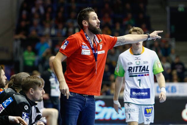 29.12.2019, xtgx, Handball Liqui Moly HBL, SC Magdeburg - HSG Wetzlar emspor, v.l. Bennet Wiegert (Magdeburg, Trainer) gibt Anweisungen, gestikuliert mit den Armen, gesticulate, gives instructions GETEC Arena