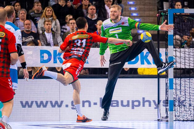 Stuttgart, Deutschland 29. Dezember 2019: HBL - 19 20 - TVB 1898 Stuttgart vs. Füchse Berlin v.li. Tim Matthes (Berlin), Torhueter Johannes Bitter (Stuttgart) Stuttgart Porsche Arena Baden-Württemberg Deutschland