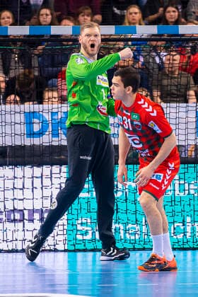 Stuttgart, Deutschland 29. Dezember 2019: HBL - 19 20 - TVB 1898 Stuttgart vs. Füchse Berlin Torhueter Johannes Bitter (Stuttgart) Jubel Freude Emotion, Tim Matthes (Berlin) Stuttgart Porsche Arena Baden-Württemberg Deutschland