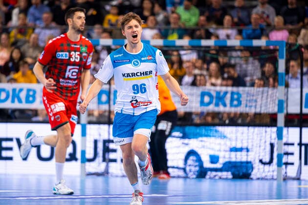 Stuttgart, Deutschland 29. Dezember 2019: HBL - 19 20 - TVB 1898 Stuttgart vs. Füchse Berlin Tim Roman Wieling (Stuttgart), Marko Kopljar (Berlin) Stuttgart Porsche Arena Baden-Württemberg Deutschland