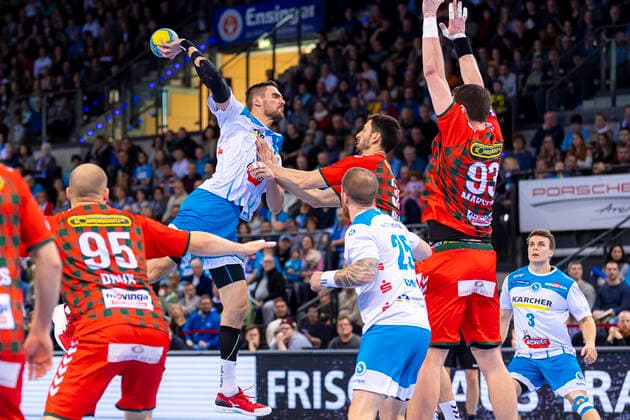 Stuttgart, Deutschland 29. Dezember 2019: HBL - 19 20 - TVB 1898 Stuttgart vs. Füchse Berlin Dominik Weiss (Stuttgart) beim Wurf gegen Marko Kopljar (Berlin), Patrick Zieker (Stuttgart), Mijajlo Marsenic (Berlin) Stuttgart Porsche Arena Baden-Württemberg Deutschland