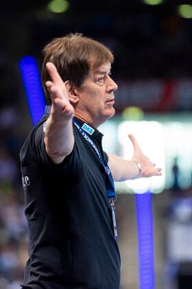 Stuttgart, Deutschland 29. Dezember 2019: HBL - 19 20 - TVB 1898 Stuttgart vs. Füchse Berlin Trainer Velimir Petkovic (Berlin) Gestik Geste gestikuliert Stuttgart Porsche Arena Baden-Württemberg Deutschland