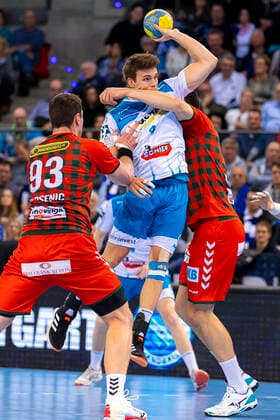 Stuttgart, Deutschland 29. Dezember 2019: HBL - 19 20 - TVB 1898 Stuttgart vs. Füchse Berlin v.li. Mijajlo Marsenic (Berlin), Dominik Weiss (Stuttgart), Marko Kopljar (Berlin) Stuttgart Porsche Arena Baden-Württemberg Deutschland