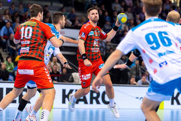 Stuttgart, Deutschland 29. Dezember 2019: HBL - 19 20 - TVB 1898 Stuttgart vs. Füchse Berlin v.li. Jakov Gojun (Berlin), Dominik Weiss (Stuttgart), Fabian Wiede (Berlin) Stuttgart Porsche Arena Baden-Württemberg Deutschland