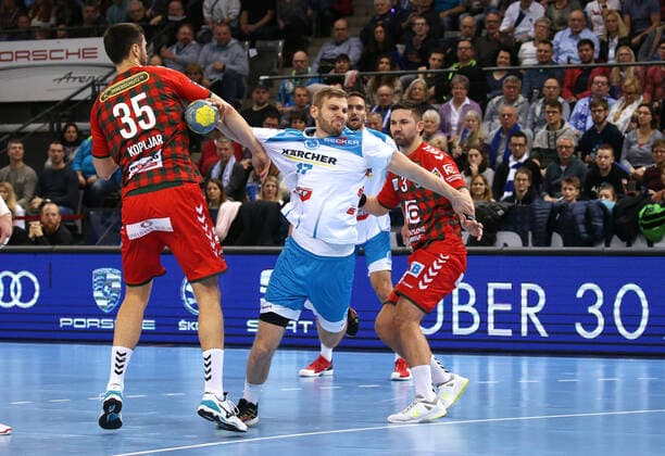 29.12.2019, Deutschland, Stuttgart, Handball 1. Bundesliga Saison 2019 2020 TVB 1898 Stuttgart vs. Füchse Berlin: v.l. Marko Kopljar (Berlin), Samuel Röthlisberger (TVB), Fabian Wiede (Berlin),