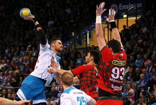 29.12.2019, Deutschland, Stuttgart, Handball 1. Bundesliga Saison 2019 2020 TVB 1898 Stuttgart vs. Füchse Berlin: v.l. Dominik Weiß (TVB), Marko Kopljar (Berlin, Mijajlo Marsenic (Berlin)