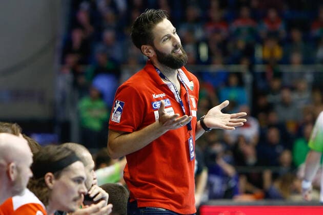 29.12.2019, xtgx, Handball Liqui Moly HBL, SC Magdeburg - HSG Wetzlar emspor, v.l. Bennet Wiegert (Magdeburg, Trainer) gibt Anweisungen, gestikuliert mit den Armen, gesticulate, gives instructions GETEC Arena