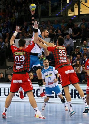 29.12.2019, Deutschland, Stuttgart, Handball 1. Bundesliga Saison 2019 2020 TVB 1898 Stuttgart vs. Füchse Berlin: v.l. Mijajlo Marsenic (Berlin), Dominik Weiß (TVB), Marko Kopljar (Berlin)