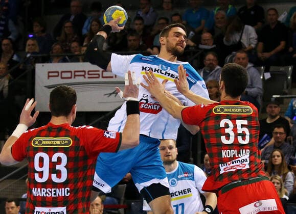 29.12.2019, Deutschland, Stuttgart, Handball 1. Bundesliga Saison 2019 2020 TVB 1898 Stuttgart vs. Füchse Berlin: v.l. Mijajlo Marsenic (Berlin), Dominik Weiß (TVB), Marko Kopljar (Berlin)