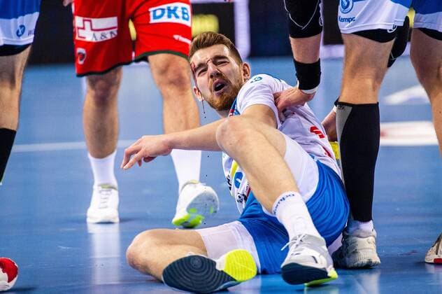 Sport Bilder des Tages blutende Kopfveretzung bei Rudolf Faluvegi (TVB Stuttgart 8) beim Spiel in der Handball Bundesliga, TVB 1898 Stuttgart (hell) - Fuechse Berlin (dunkel). Stuttgart. 29.12.19 Handball 20. Spieltag , Stuttgart Baden Wuerttemberg Deutschland Porsche Arena