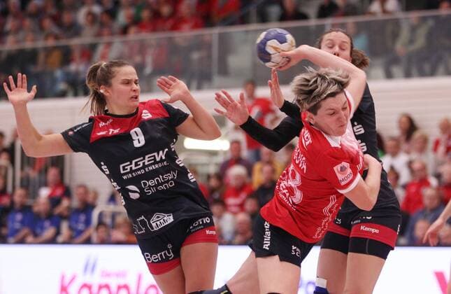 Handball 1. Bundesliga Damen THC - HSG Bensheim Auerbach Flames 29.12.2019, Erfurt, Riethsporthalle, Handball 1.Bundesliga Damen, Saison 2019 2020, Thüringer Handballclub, THC - HSG Bensheim Auerbach Flames im Bild Lydia Jakubisova (THC) setzt sich durch