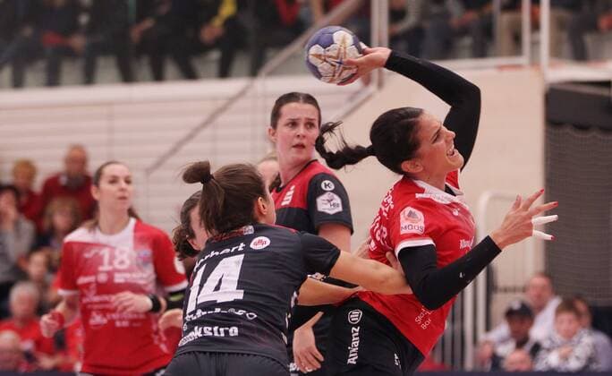 Handball 1. Bundesliga Damen THC - HSG Bensheim Auerbach Flames 29.12.2019, Erfurt, Riethsporthalle, Handball 1.Bundesliga Damen, Saison 2019 2020, Thüringer Handballclub, THC - HSG Bensheim Auerbach Flames im Bild Almudena Rodriguez (THC) gegen Sanne Hoekstra (Bensheim)