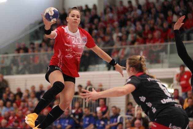 Handball 1. Bundesliga Damen THC - HSG Bensheim Auerbach Flames 29.12.2019, Erfurt, Riethsporthalle, Handball 1.Bundesliga Damen, Saison 2019 2020, Thüringer Handballclub, THC - HSG Bensheim Auerbach Flames im Bild Emily Bölk (THC) am Ball