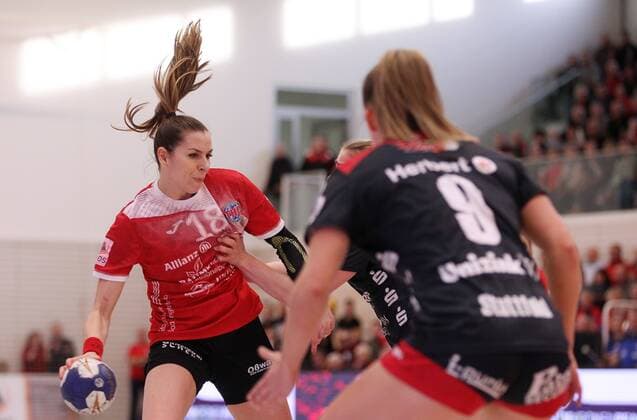 Handball 1. Bundesliga Damen THC - HSG Bensheim Auerbach Flames 29.12.2019, Erfurt, Riethsporthalle, Handball 1.Bundesliga Damen, Saison 2019 2020, Thüringer Handballclub, THC - HSG Bensheim Auerbach Flames im Bild Iveta Koresova (THC) am Ball