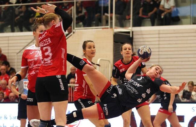 Handball 1. Bundesliga Damen THC - HSG Bensheim Auerbach Flames 29.12.2019, Erfurt, Riethsporthalle, Handball 1.Bundesliga Damen, Saison 2019 2020, Thüringer Handballclub, THC - HSG Bensheim Auerbach Flames im Bild Isabell Hurst (Bensheim) am Ball