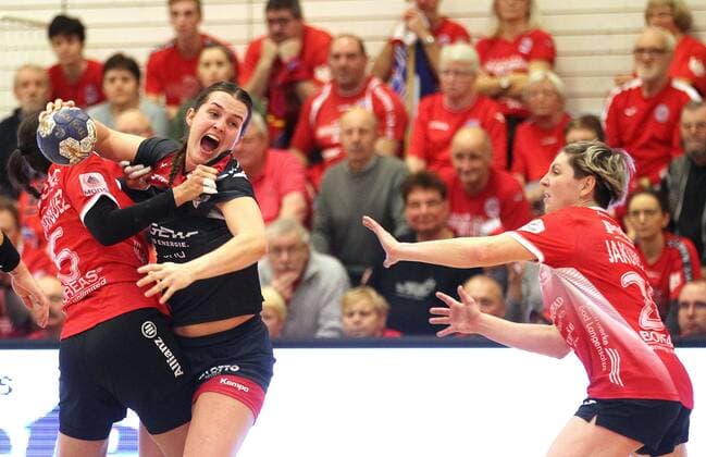 Handball 1. Bundesliga Damen THC - HSG Bensheim Auerbach Flames 29.12.2019, Erfurt, Riethsporthalle, Handball 1.Bundesliga Damen, Saison 2019 2020, Thüringer Handballclub, THC - HSG Bensheim Auerbach Flames im Bild Almudena Rodriguez und Lydia Jakubisova (THC) gegen Lisa Friedberger (Bensheim)