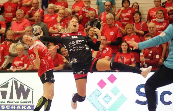 Handball 1. Bundesliga Damen THC - HSG Bensheim Auerbach Flames 29.12.2019, Erfurt, Riethsporthalle, Handball 1.Bundesliga Damen, Saison 2019 2020, Thüringer Handballclub, THC - HSG Bensheim Auerbach Flames im Bild Mariana Ferreira Lopes (THC) wird von Christin Kühlborn (Bensheim) im Gesicht getroffen