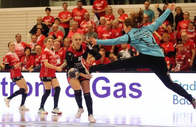 Handball 1. Bundesliga Damen THC - HSG Bensheim Auerbach Flames 29.12.2019, Erfurt, Riethsporthalle, Handball 1.Bundesliga Damen, Saison 2019 2020, Thüringer Handballclub, THC - HSG Bensheim Auerbach Flames im Bild Torhüterin Marie Skurtveit Davidsen (THC) gegen Christin Kühlborn (Bensheim)