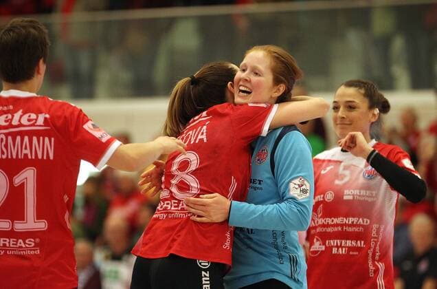 Handball 1. Bundesliga Damen THC - HSG Bensheim Auerbach Flames 29.12.2019, Erfurt, Riethsporthalle, Handball 1.Bundesliga Damen, Saison 2019 2020, Thüringer Handballclub, THC - HSG Bensheim Auerbach Flames im Bild Schlussjubel Iveta Koresova, Torhüterin Marie Skurtveit Davidsen und Alexandra Mazzucco (THC)