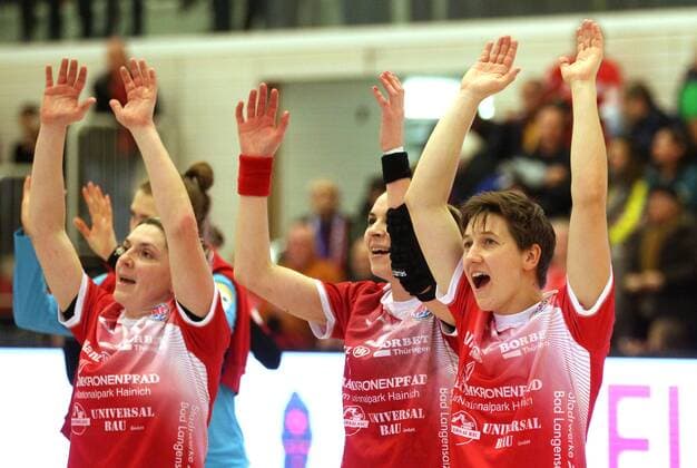 Handball 1. Bundesliga Damen THC - HSG Bensheim Auerbach Flames 29.12.2019, Erfurt, Riethsporthalle, Handball 1.Bundesliga Damen, Saison 2019 2020, Thüringer Handballclub, THC - HSG Bensheim Auerbach Flames im Bild Schlussjubel Lydia Jakubisova, Iveta Koresova und Ina Grossmann (THC)