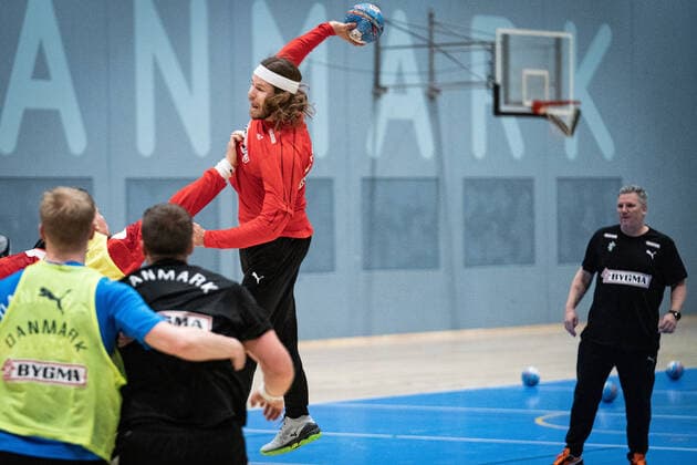 Mikkel Hansen, med landsholdstraener Nikolaj Jacobsens i baggrunden, til traening med herrehaandboldslandsholdet, i Idraettens Hus i Broendby, mandag den 30. december 2019.. , Broendby Denmark Copyright: RitzauxScanpix NielsxChristianxVilmannx COP101 spdk20191230-115800-L