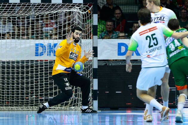 29.12.2019, xtgx, Handball Liqui Moly HBL, SC Magdeburg - HSG Wetzlar emspor, v.l. Tibor Ivanisevic (Wetzlar, 16) Parade, haelt den Ball, faengt den Ball, pariert GETEC Arena
