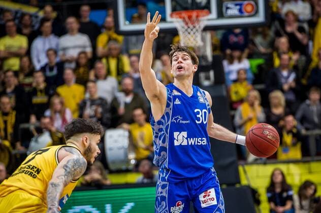Joe Rahon (FRAPORT SKYLINERS Frankfurt 30) ; Kostantin Konga (MHP Riesen Ludwigsburg 7) beim Spiel in der Basketball Bundesliga, MHP Riesen Ludwigsburg - FRAPORT Skyliners. Ludwigsburg. 30.12.19 Basketball 14. Spieltag , Ludwigsburg Baden Wuerttemberg Deutschland MHP Arena