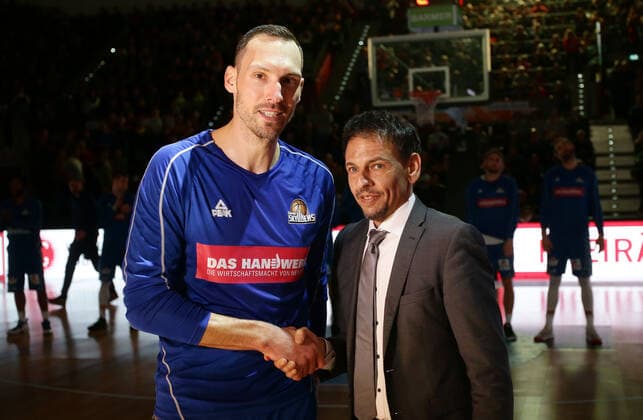 Basketball , BBL easyCredit Basketball Bundesliga , MHP Riesen Ludwigsburg vs. FRAPORT SKYLINERS , von links: Adam Waleskowski ( Fraport ) Alexander Reil