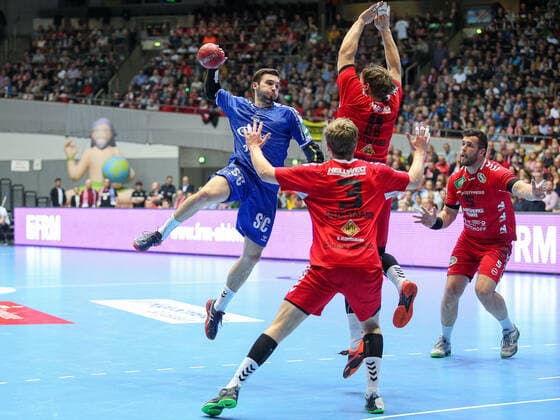 v.l. Fynn Herzig (VfL Gummersbach 22), Fabian Huesmann (ASV Hamm-Westfalen 3), Jakob Schwabe (ASV Hamm-Westfalen 11) GER, Handball, 2. Bundesliga, ASV Hamm-Westfalen gegen VfL Gummersbach, 30.12.2019 Dortmund Copyright: xEibner-Pressefotox EP_JSK