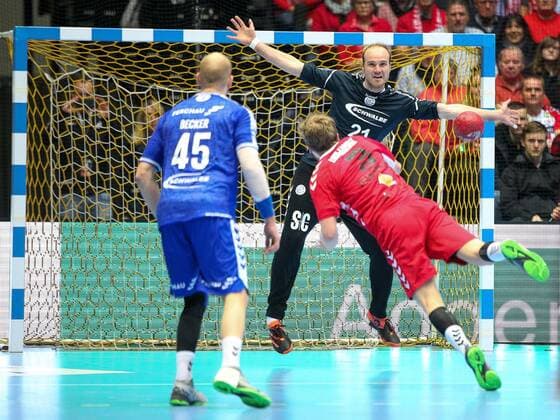 v.l. Alexander Becker (VfL Gummersbach 45), Fabian Huesmann (ASV Hamm-Westfalen 3), Matthias Puhle (VfL Gummersbach 21) GER, Handball, 2. Bundesliga, ASV Hamm-Westfalen gegen VfL Gummersbach, 30.12.2019 Dortmund Copyright: xEibner-Pressefotox EP_JSK