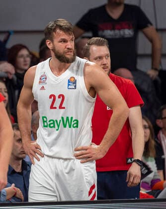 Deutschland, Bamberg, Brose Arena, 30.12.2019, emspor, emonline, despor, deonline, Brose Bamberg vs. FC Bayern Muenchen, Basketball, BBL Bild: v. l. Danilo Barthel (FC Bayern Muenchen) verletzt, Verletzung Copyright: HMBxMedia xHeikoxBecker