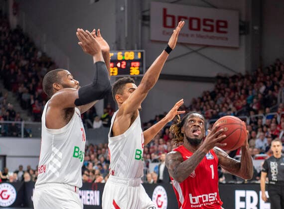 Deutschland, Bamberg, Brose Arena, 30.12.2019, emspor, emonline, despor, deonline, Brose Bamberg vs. FC Bayern Muenchen, Basketball, BBL Bild: v. l. Greg Monroe (FC Bayern Muenchen), Maodo Lo (FC Bayern Muenchen) und Paris Lee (Brose Bamberg) Copyright: HMBxMedia xHeikoxBecker