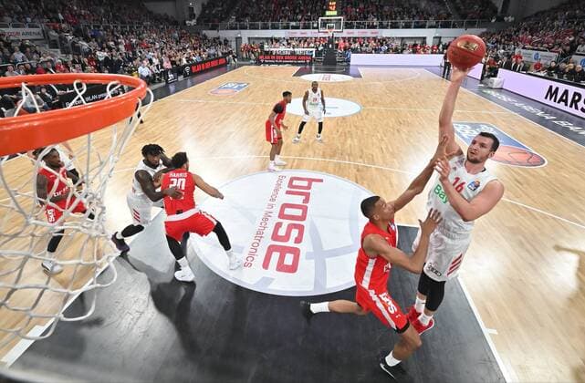 BAMBERG 30.12.2019 --- Basketball ---- easycredit 1. Basketball Bundesliga ---- 14. Spieltag: Brose Bamberg vs FC Bayern München --- Paul Zipser (16, FC Bayern München) gegen Louis Olinde (16, Brose Bamberg) --- Foto: Hans-Martin Issler isslerimages ---- Brose Bamberg vs FC Bayern München