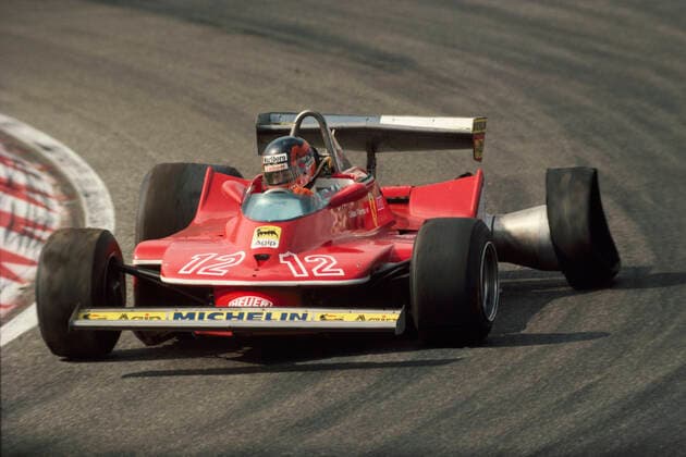Gilles Villeneuve geb.18.01.1950 tödlich verunglückt 08.05.1982 galt als draufgängerisch und verwegen notfalls fuhr er wie hier im Bild auf 3 Rädern im Ferrari 312T3 3.0V12 insgesamt startete er 67x in der Formel 1 und errang 6 Siege sein Sohn Jaques wurde ebenfalls Automobil-Rennfahrer der Sohn wurde 1995 Indy-Car-Sieger danach startete er ebenfalls in der Formel 1 und wurde1997 Automobil-Weltmeister