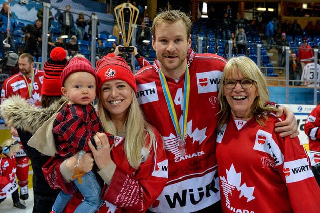 31.12.2019, Davos, Vaillant Arena, Spengler Cup Finale: Team Canada - HC Ocelari Trinec, Paul Postma (Team Canada) celebrate with his family Davos Vaillant Arena Graubünden Schweiz Copyright: xJustPictures.ch AndreaxBrancax