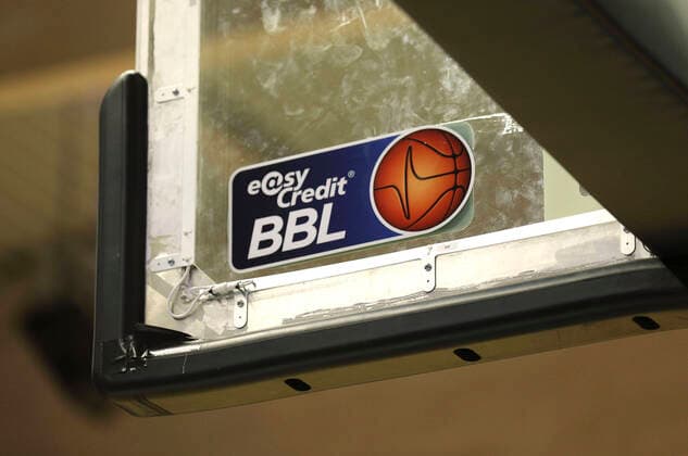 das Logo der BBL klebt neben dem Korb Basketball Herren BBL am Sa. 30.11.2019 Hamburg Towers - Medi Bayreuth 81 - 95