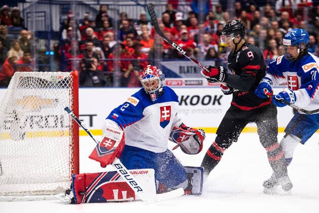 200102 Joe Valeno of Canada against goalkeeper Samuel Hlavaj and Samuel Knazko of Slovakia during the 2020 IIHF World Junior Championship quarterfinal between Canada and Slovakia on January 2, 2020 in Ostrava. Photo: Simon Hastegard BILDBYRAN kod SH 180169 ishockey Ice hockey, Eishockey u20 jvm jvm 2020 jvm 19-20 iihf world junior championship world juniors bbeng kvartsfinal quarter final kanada slovakien Copyright: SIMONxHASTEGARD BB200102BB066