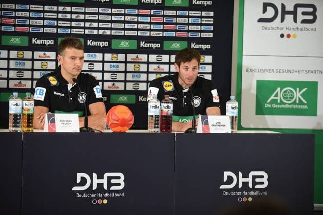 03.01.2019 Frankfurt am Main, Pressekonferenz zur Bekanntgabe des Aufgebotes des Deutschen Handballbundes zur EHF EURO 2020 Handball-Bundestrainer Christian Prokop mit Handball-Nationalspieler Uwe Gensheimer :