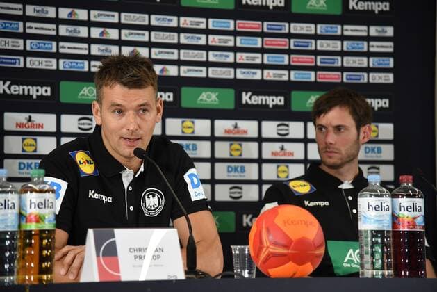 03.01.2019 Frankfurt am Main, Pressekonferenz zur Bekanntgabe des Aufgebotes des Deutschen Handballbundes zur EHF EURO 2020 Handball-Bundestrainer Christian Prokop mit Handball-Nationalspieler Uwe Gensheimer :