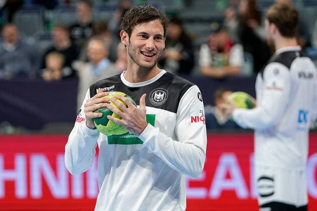 Uwe Gensheimer (DHB, 3), am Ball, Einzelbild, Aktion, Action, Freude, freundlich, fröhlich, glücklich, strahlend, optimistisch, 04.01.2020, Mannheim (Deutschland), Handball, Länderspiel, Deutschland - Island
