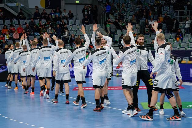 Spieler der deutschen Auswahl (DHB) klatschen sich vor dem Spiel ab, motivieren sich auf die Partie, Motivation, Vorfreude, Zuversicht, zuversichtlich, Aktion, Action, 04.01.2020, Mannheim (Deutschland), Handball, Länderspiel, Deutschland - Island