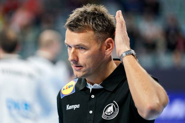Christian Prokop (Trainer, Bundestrainer, DHB) kratzt sich am Kopf, Einzelbild, Aktion, Action, nachdenklich, besorgt, pessimistisch, 04.01.2020, Mannheim (Deutschland), Handball, Länderspiel, Deutschland - Island