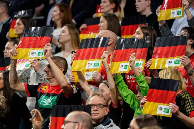 Fans der deutschen Auswahl halten die deutsche Fahne in der Hand, Fans, Publikum, Zuschauer, Stimmung, Atmosphäre, Stadion, Symbolfoto, Symbolbild, Symbol, 04.01.2020, Mannheim (Deutschland), Handball, Länderspiel, Deutschland - Island