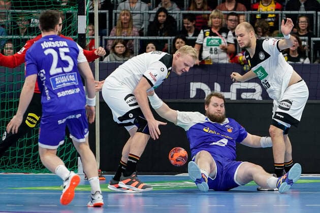 v.li.: Elvar Örn Jonsson (HSI, Island, 25), Patrick Wiencek (DHB, 7), Kari Kristjan Kristjansson (HSI, Island, 3), Paul Drux (DHB, 95), Zweikampf, Spielszene, Duell, duel, tackle, tackling, Dynamik, Action, Aktion, 04.01.2020, Mannheim (Deutschland), Handball, Länderspiel, Deutschland - Island
