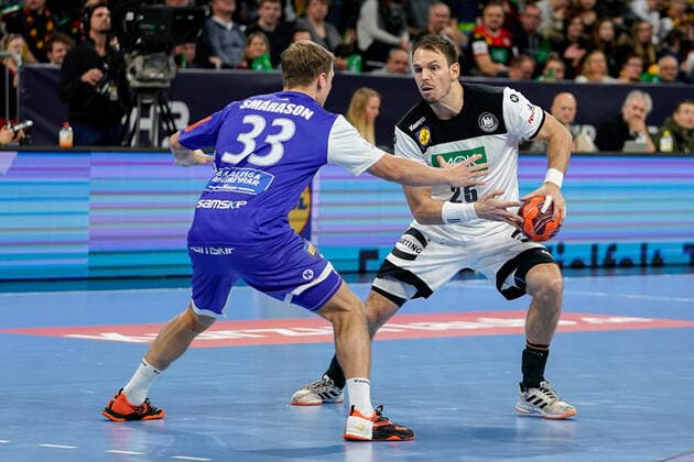 v.li.: Janus Dadi Smarason (HSI, Island, 33), Kai Häfner (DHB, 25), Zweikampf, Spielszene, Duell, duel, tackle, tackling, Dynamik, Action, Aktion, 04.01.2020, Mannheim (Deutschland), Handball, Länderspiel, Deutschland - Island