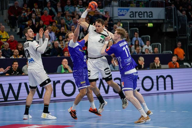 v.li.: Hendrik Pekeler (DHB, 13), Janus Dadi Smarason (HSI, Island, 33), Kai Häfner (DHB, 25), Ymir Örn Gislason (HSI, Island, 11), Zweikampf, Spielszene, Duell, duel, tackle, tackling, Dynamik, Action, Aktion, 04.01.2020, Mannheim (Deutschland), Handball, Länderspiel, Deutschland - Island
