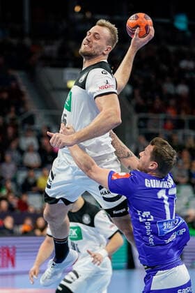 v.li.: Julius Kühn (DHB, 35), Arnor Thor Gunnarsson (HSI, Island, 17), beim Sprungwurf, Wurf, Torwurf, Action, Aktion, Spielszene, 04.01.2020, Mannheim (Deutschland), Handball, Länderspiel, Deutschland - Island