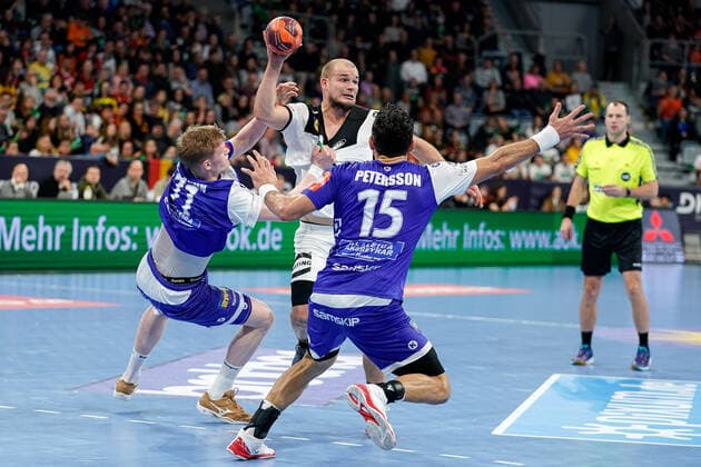 v.li.: Ymir Örn Gislason (HSI, Island, 11), Paul Drux (DHB, 95), Alexander Petersson (HSI, Island, 15), Zweikampf, Spielszene, Duell, duel, tackle, tackling, Dynamik, Action, Aktion, 04.01.2020, Mannheim (Deutschland), Handball, Länderspiel, Deutschland - Island