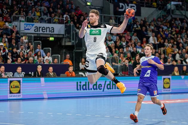 v.li.: Tobias Reichmann (DHB, 9), Janus Dadi Smarason (HSI, Island, 33), beim Sprungwurf, Wurf, Torwurf, Action, Aktion, Spielszene, erzielt das Tor zum 10:9, Treffer, Torerfolg, Highlight, 04.01.2020, Mannheim (Deutschland), Handball, Länderspiel, Deutschland - Island