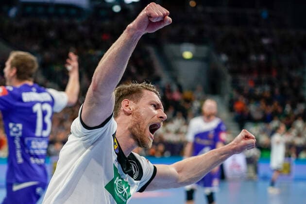 Sport Bilder des Tages Torschütze Tobias Reichmann (DHB, 9), jubelt über das Tor zum 10:9, Jubel, Torjubel, Torerfolg, celebrate the goal, goal, celebration, Jubel ueber das Tor, optimistisch, Spielszene, Highlight, Einzelbild, Action, Aktion, 04.01.2020, Mannheim (Deutschland), Handball, Länderspiel, Deutschland - Island